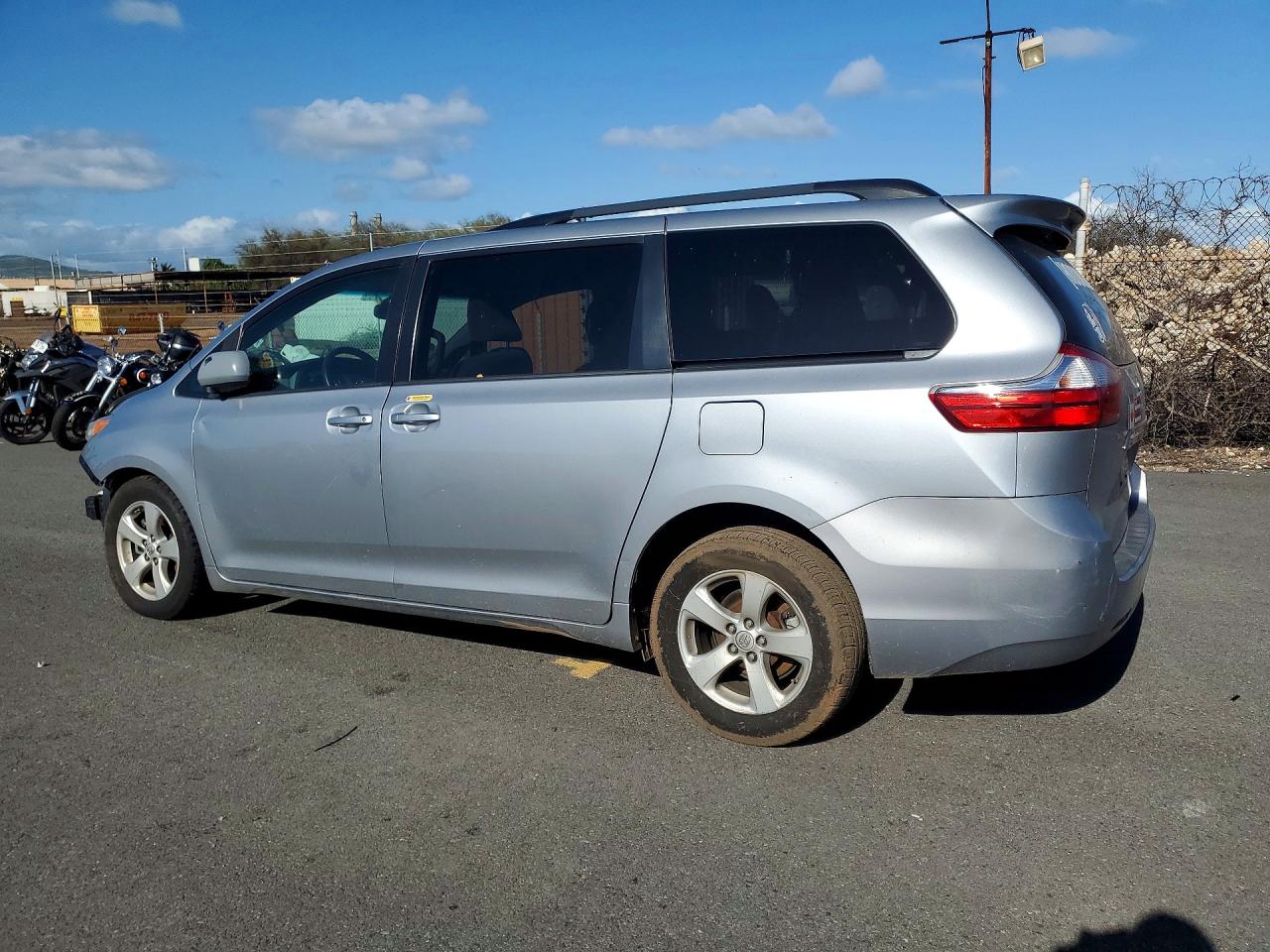 2017 TOYOTA SIENNA LE 8-PASSENGER photo 4