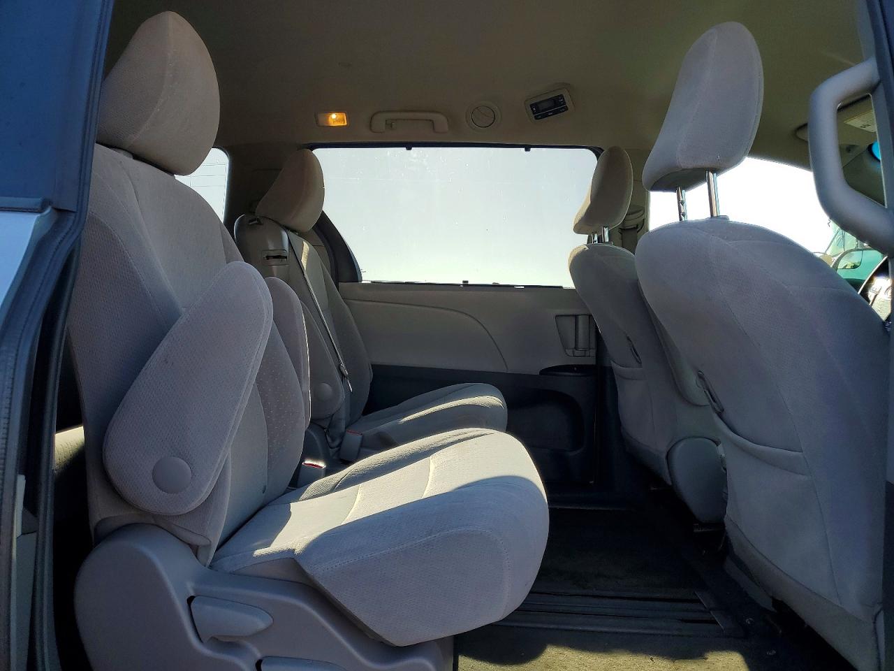 2017 TOYOTA SIENNA LE 8-PASSENGER photo 31