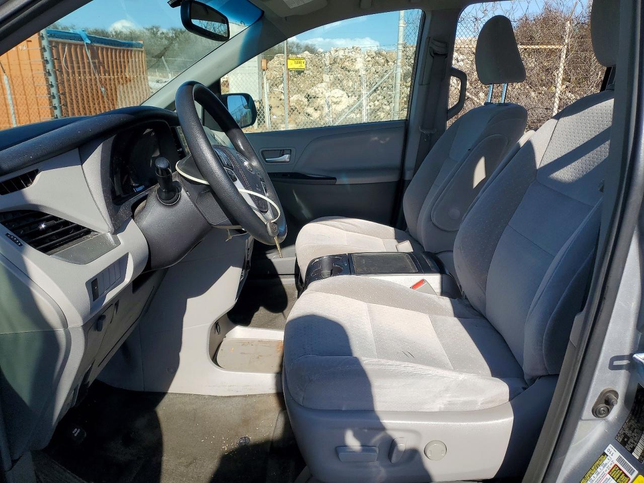 2017 TOYOTA SIENNA LE 8-PASSENGER photo 19