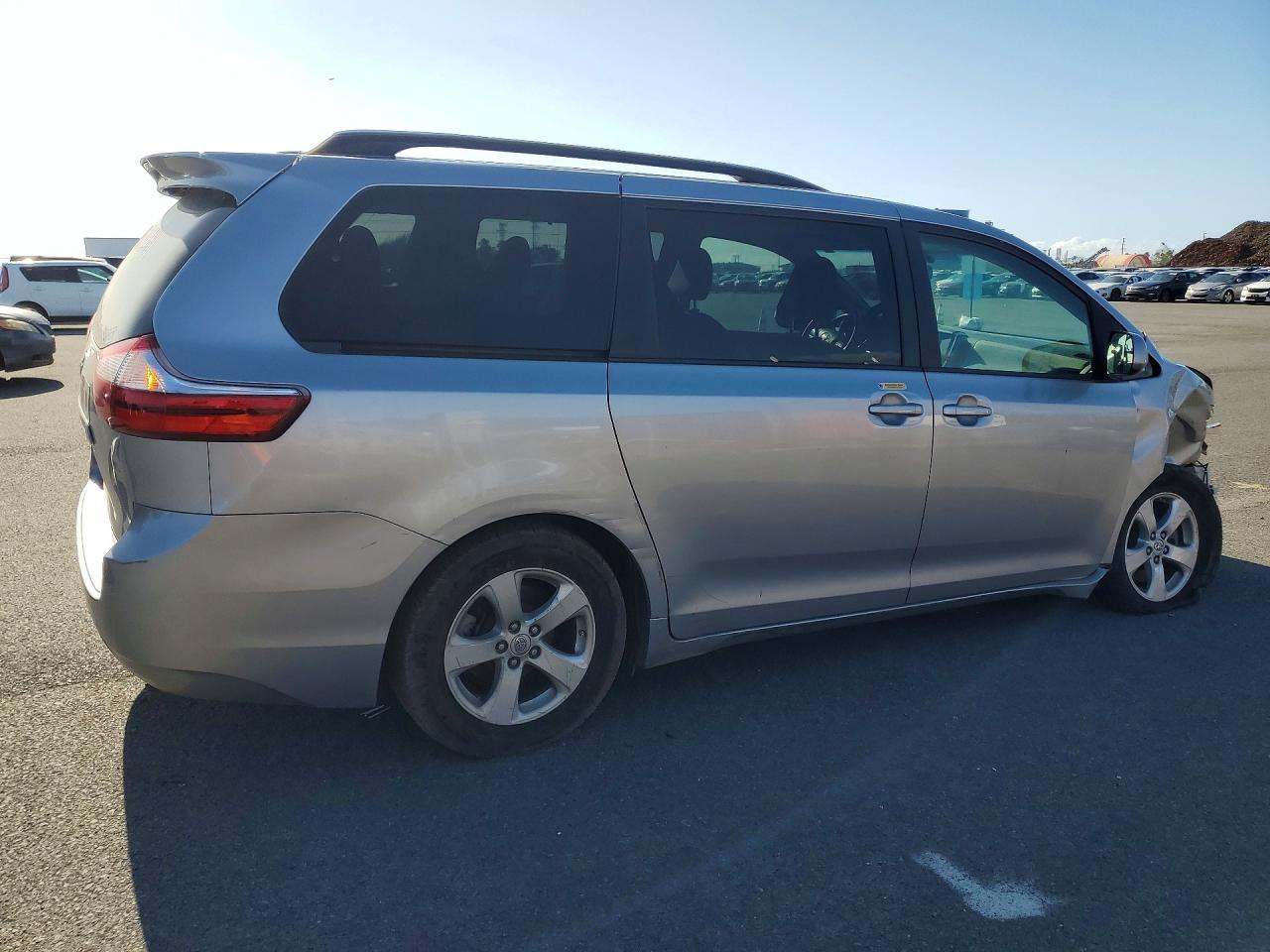 2017 TOYOTA SIENNA LE 8-PASSENGER photo 7