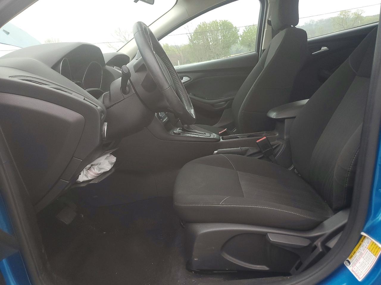 2017 FORD FOCUS SE photo 19