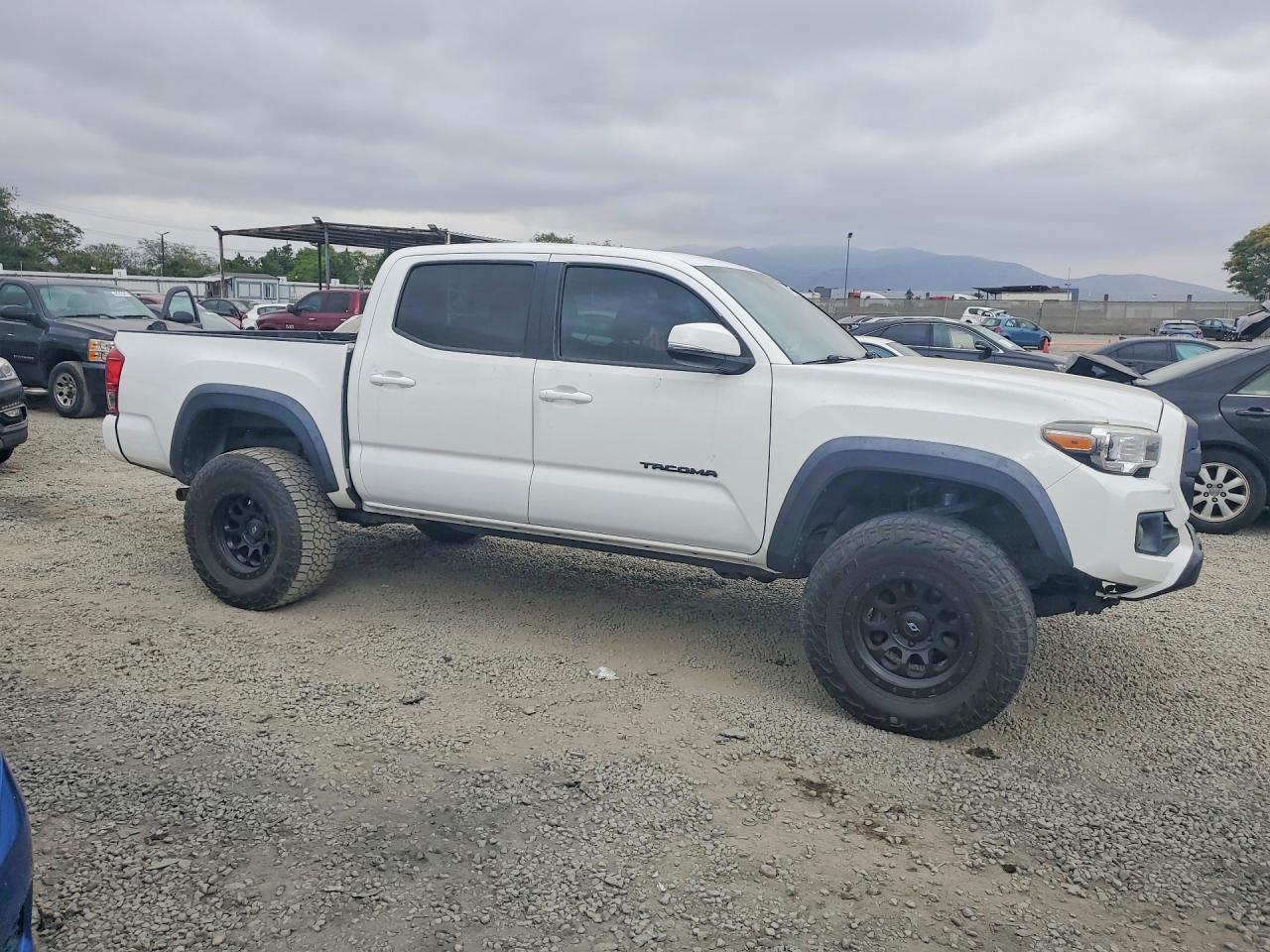 2017 TOYOTA TACOMA TRD OFF-ROAD photo 4