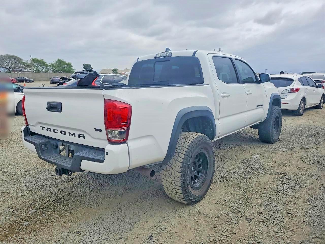 2017 TOYOTA TACOMA TRD OFF-ROAD photo 3