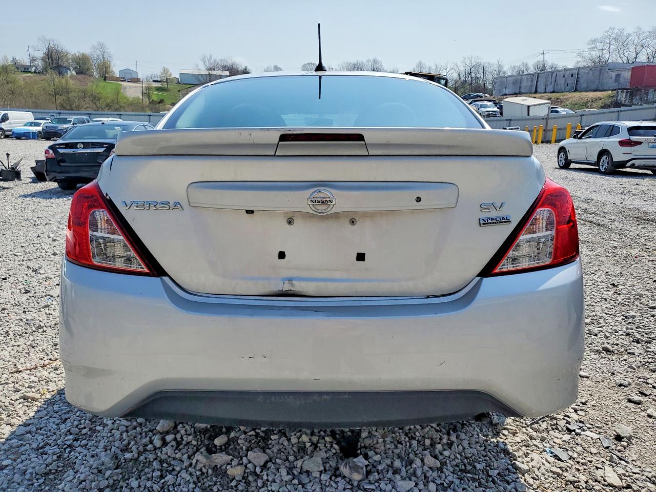 2019 NISSAN VERSA SV photo 11