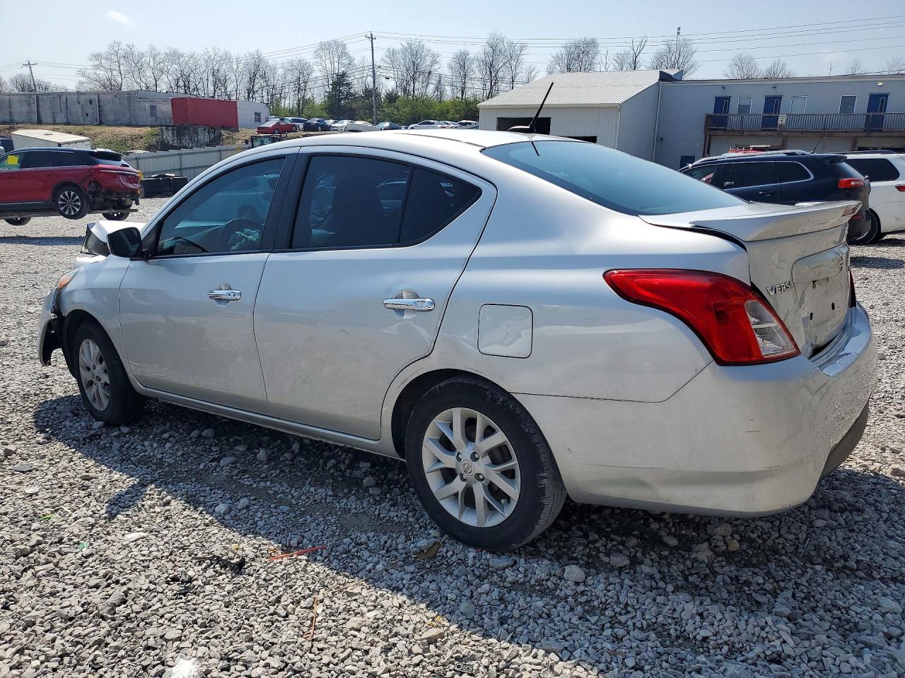 2019 NISSAN VERSA SV photo 3