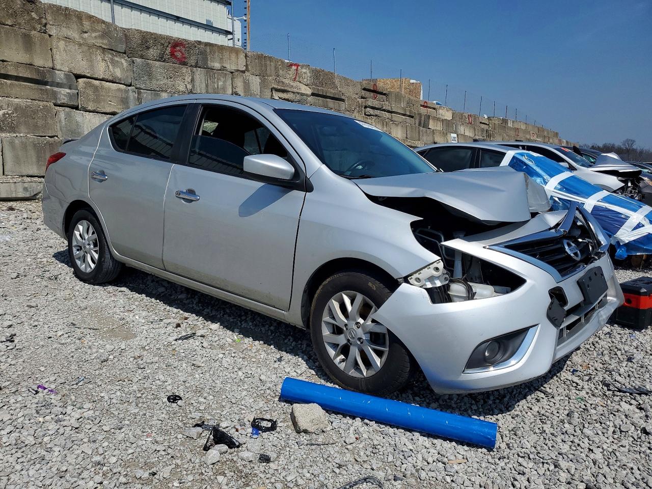 2019 NISSAN VERSA SV photo 7