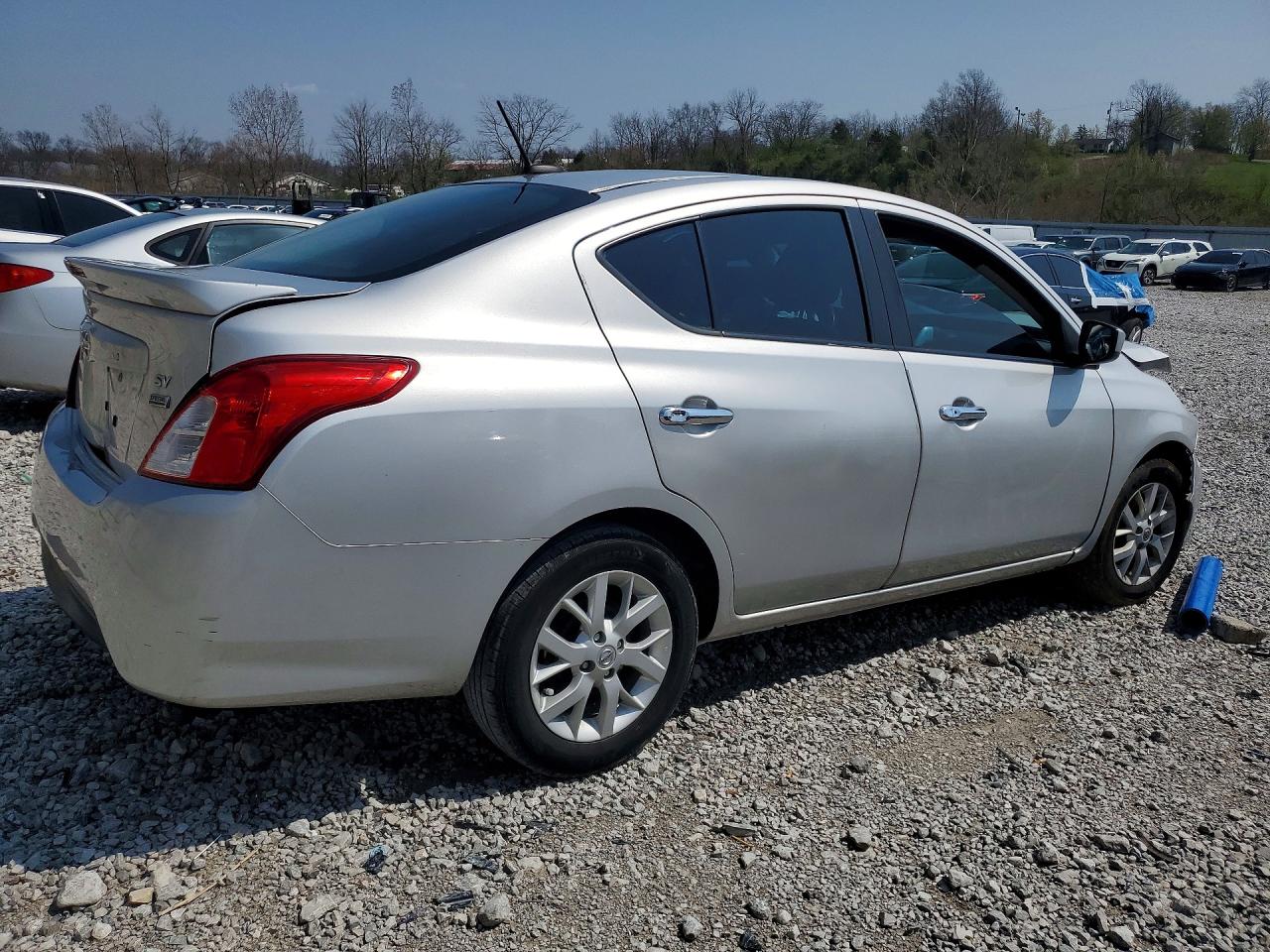 2019 NISSAN VERSA SV photo 5