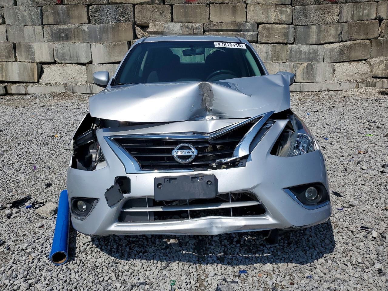 2019 NISSAN VERSA SV photo 9