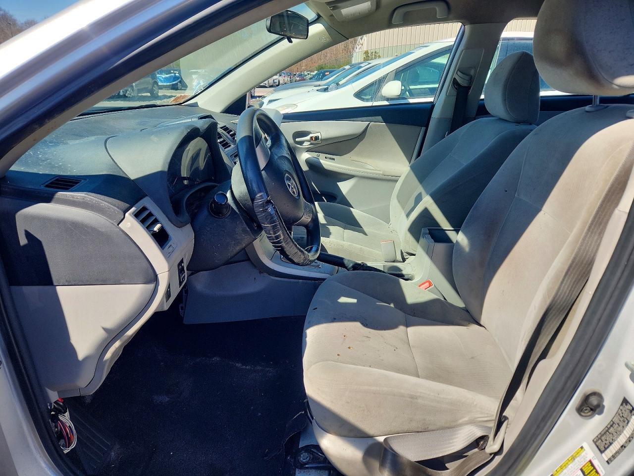2013 TOYOTA COROLLA LE photo 13