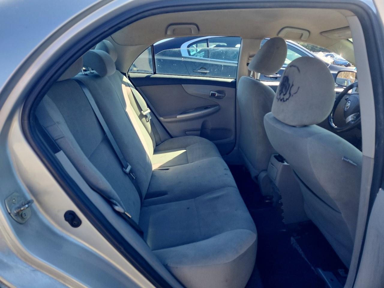 2013 TOYOTA COROLLA LE photo 19