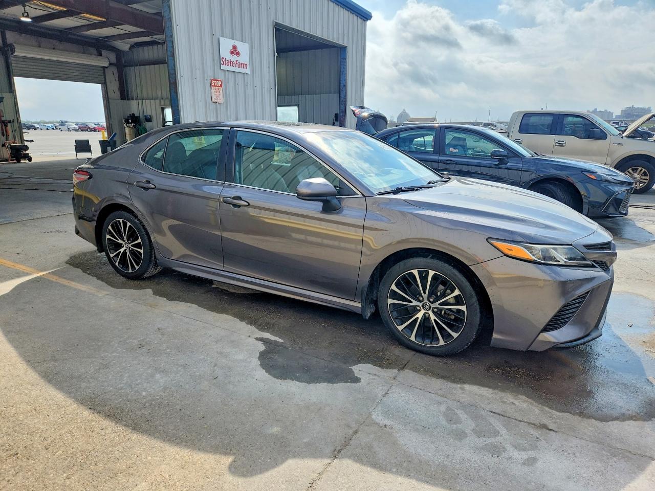 2019 TOYOTA CAMRY SE photo 4