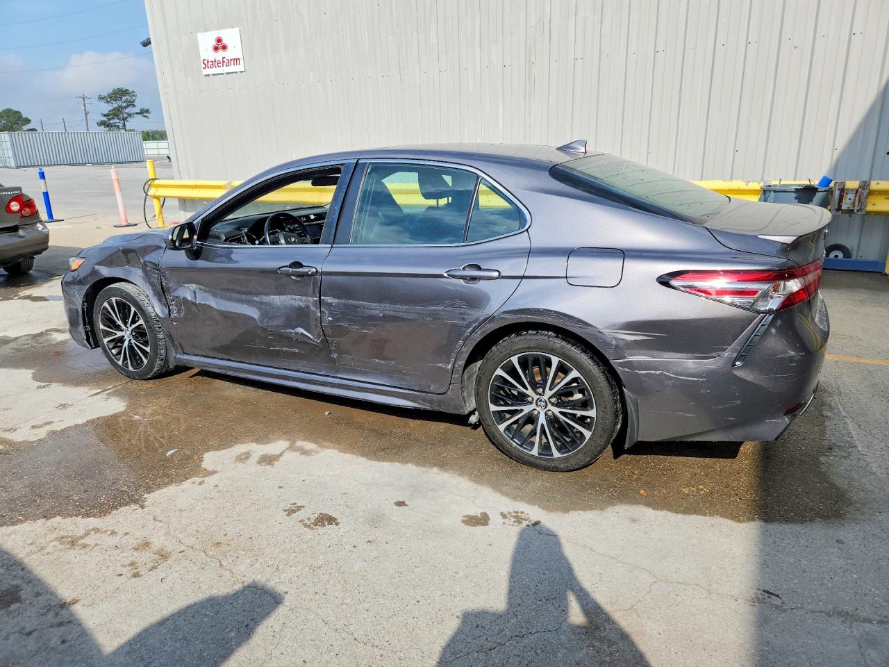 2019 TOYOTA CAMRY SE photo 2