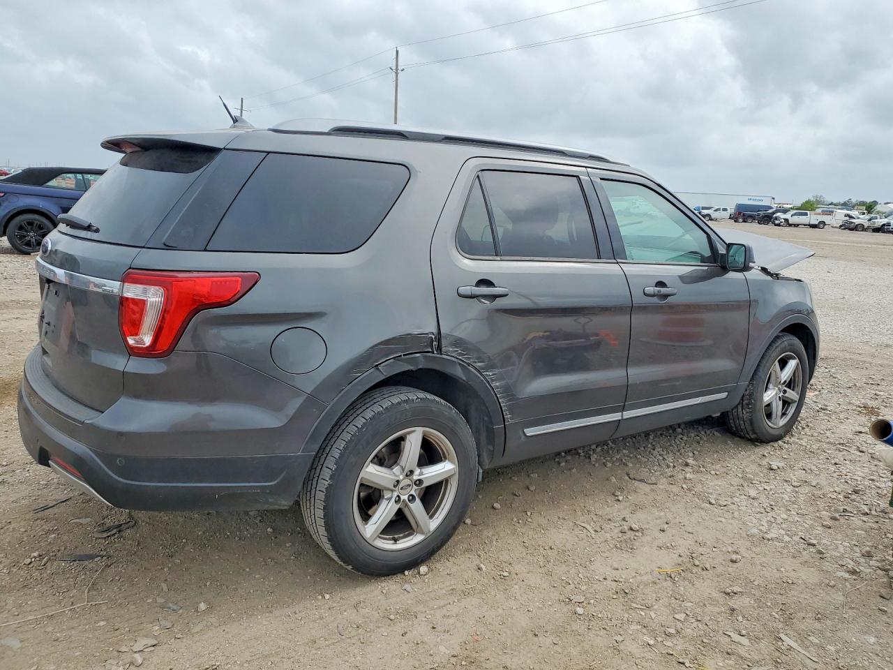 2019 FORD EXPLORER XLT photo 5