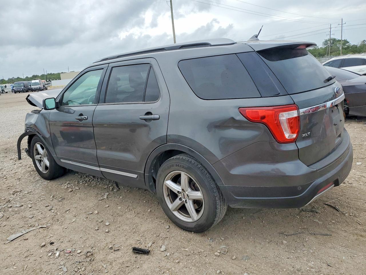2019 FORD EXPLORER XLT photo 3