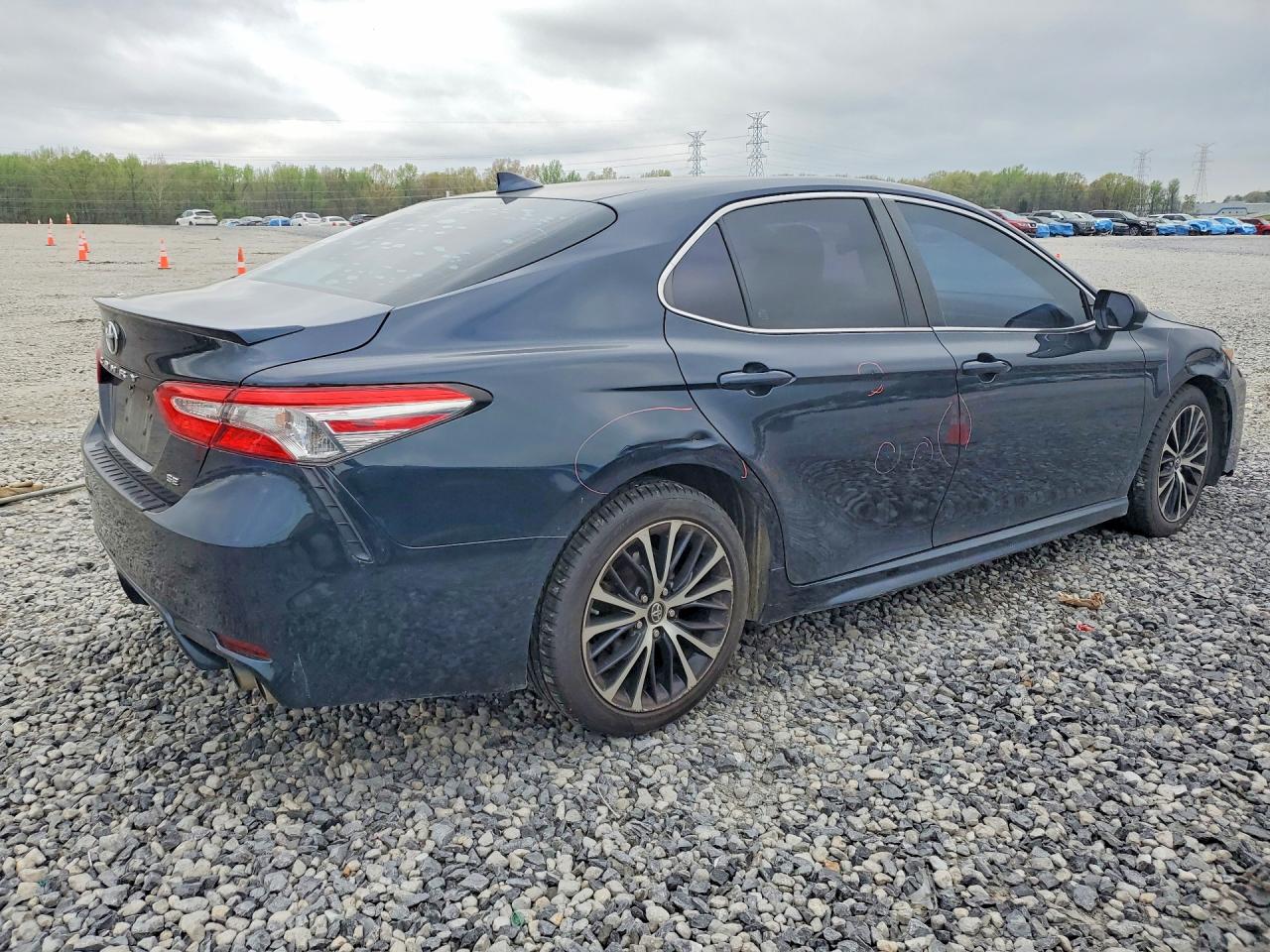 2019 TOYOTA CAMRY SE photo 5