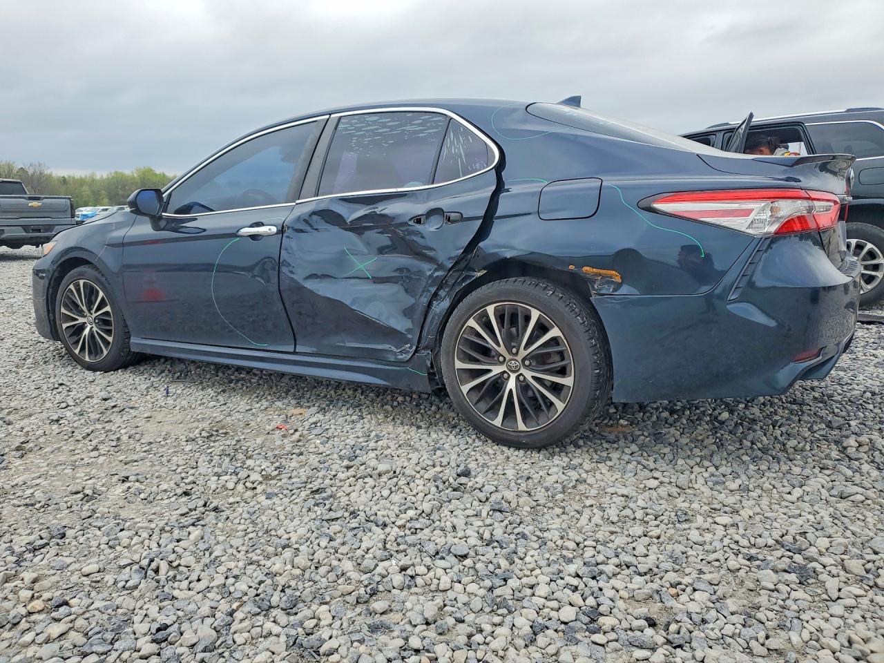 2019 TOYOTA CAMRY SE photo 3