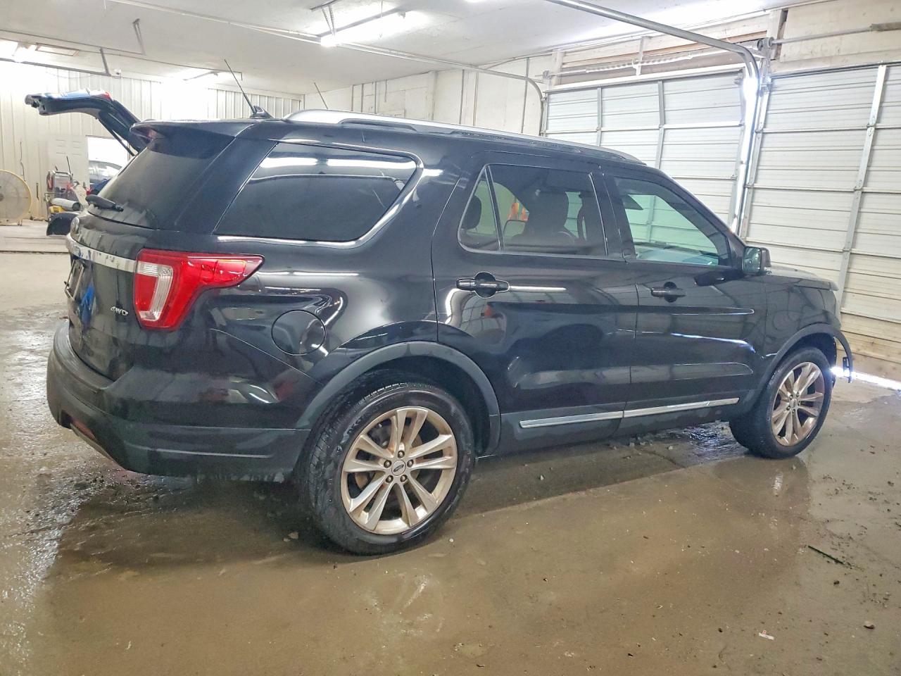 2019 FORD EXPLORER XLT photo 5
