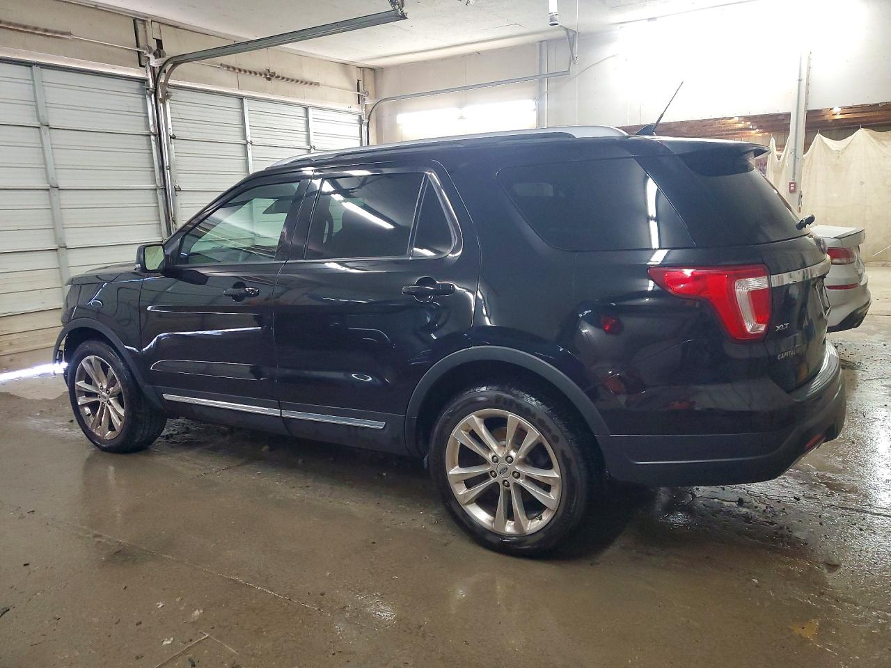 2019 FORD EXPLORER XLT photo 3