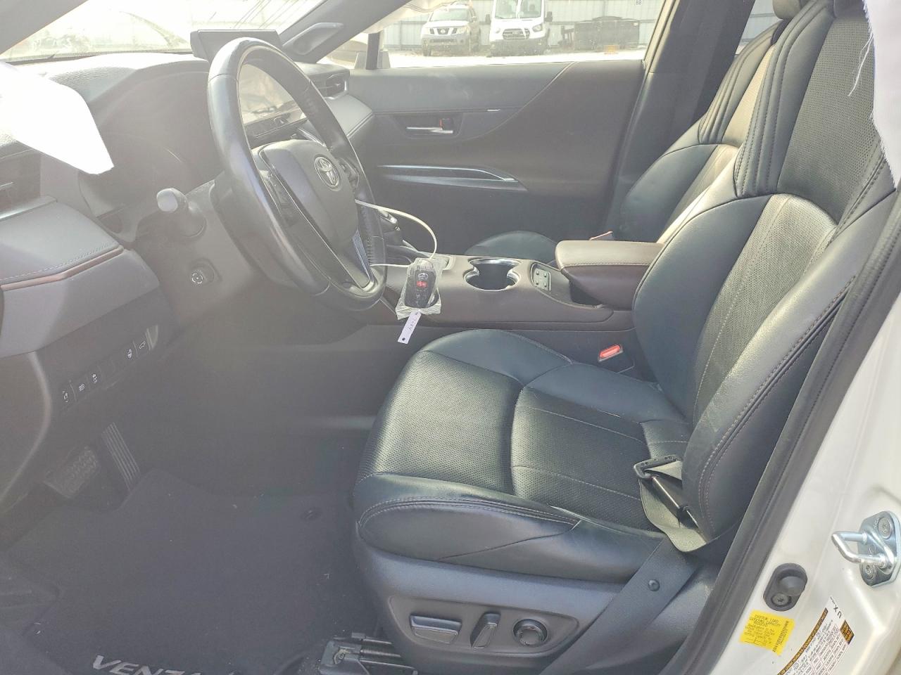 2021 TOYOTA VENZA XLE photo 13