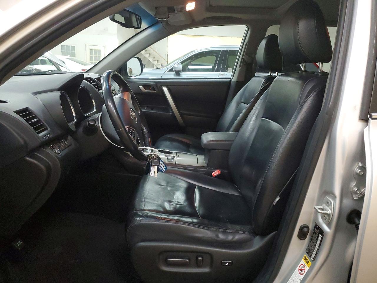 2013 TOYOTA HIGHLANDER SE photo 19