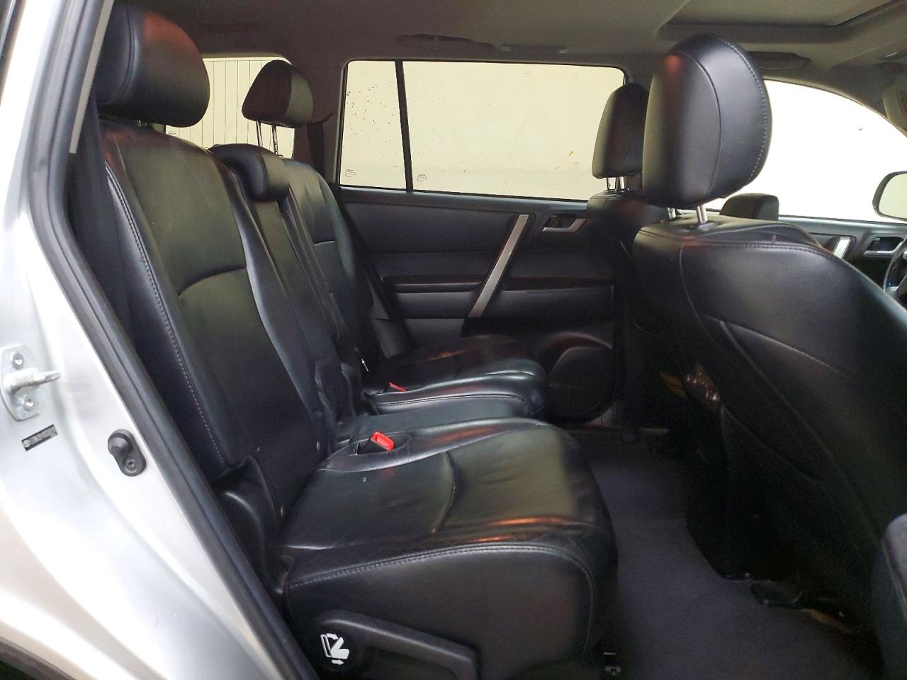 2013 TOYOTA HIGHLANDER SE photo 31