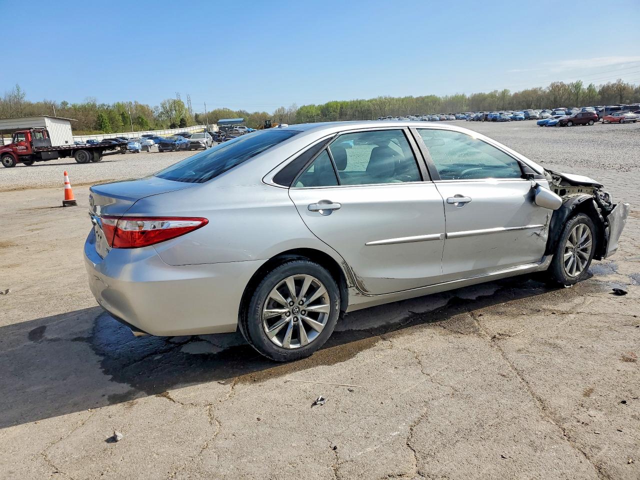 2016 TOYOTA CAMRY XLE photo 3