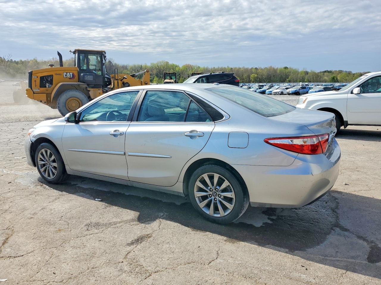 2016 TOYOTA CAMRY XLE photo 2