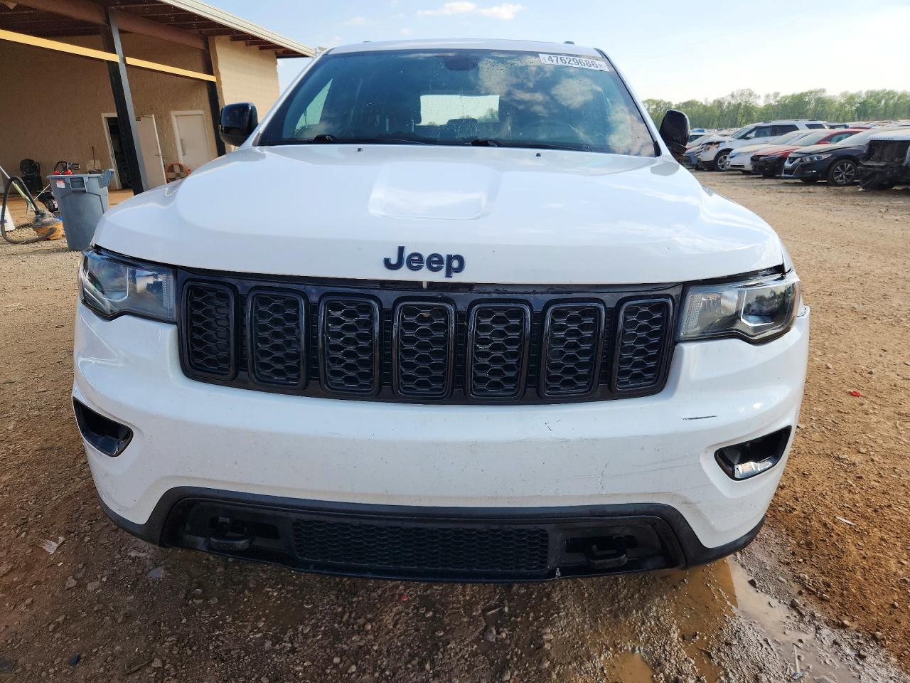 2020 JEEP GRAND CHEROKEE LAREDO photo 9