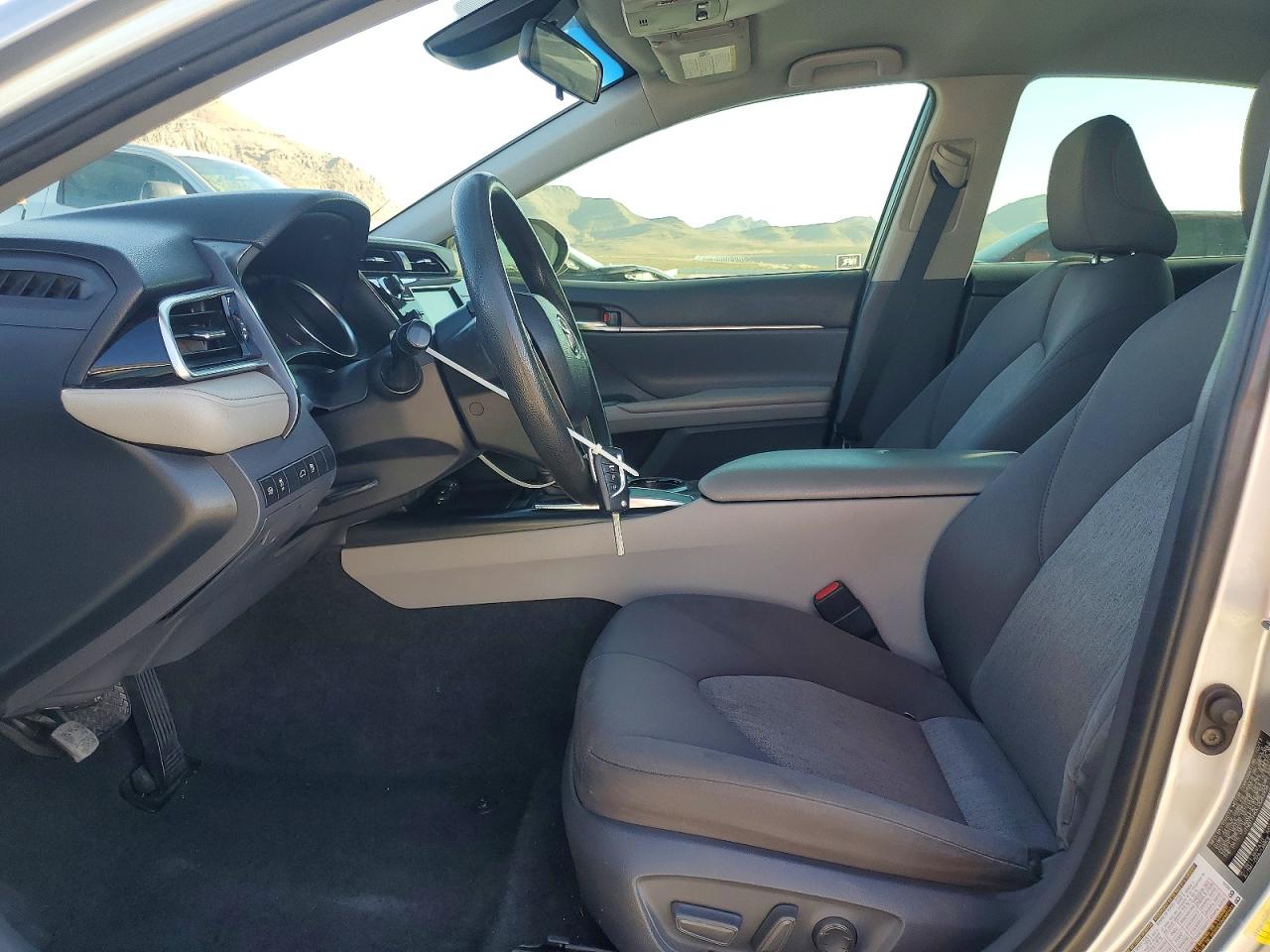 2018 TOYOTA CAMRY LE photo 13