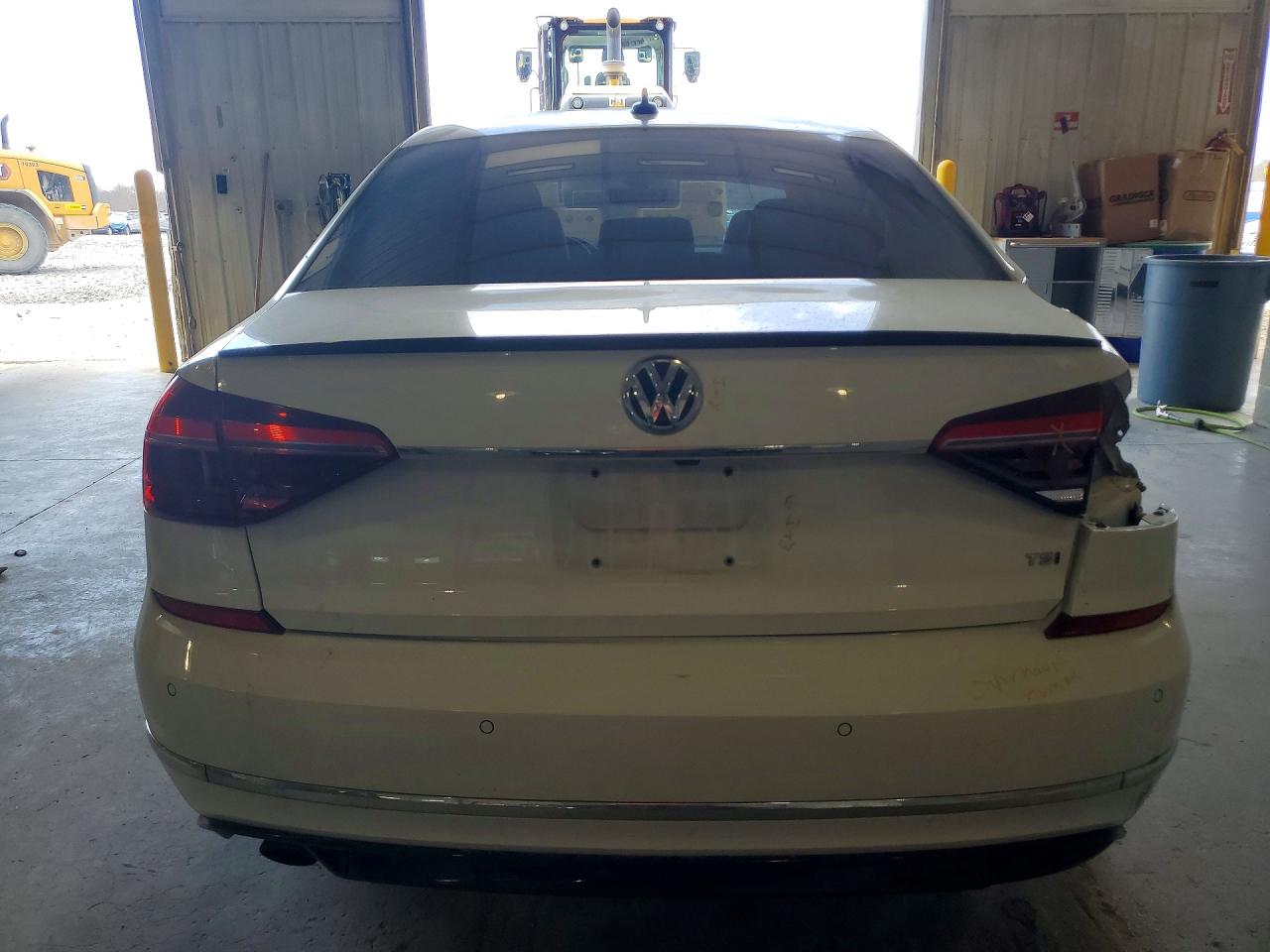 2019 VOLKSWAGEN PASSAT SE R-LINE photo 6