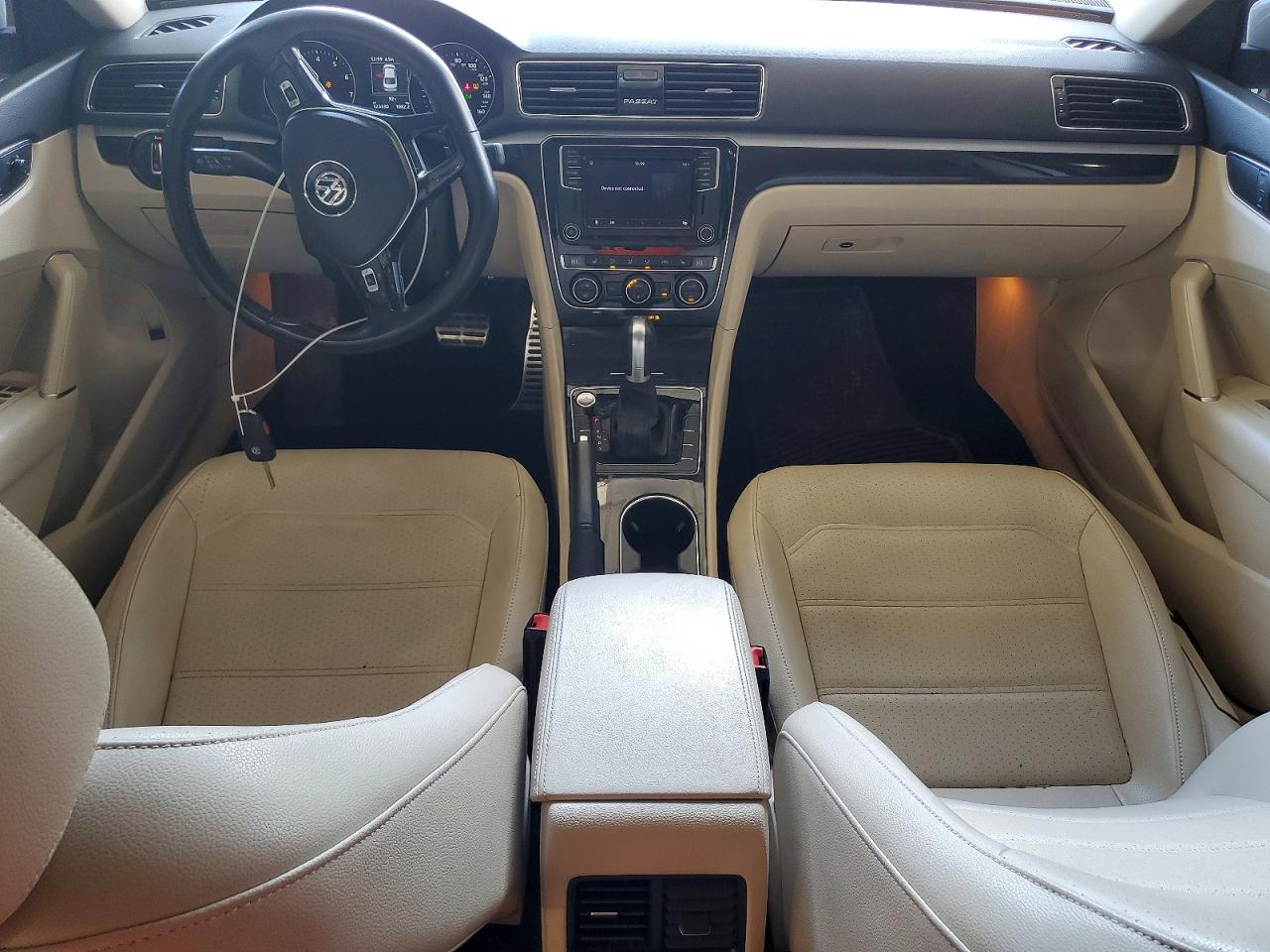 2019 VOLKSWAGEN PASSAT SE R-LINE photo 8