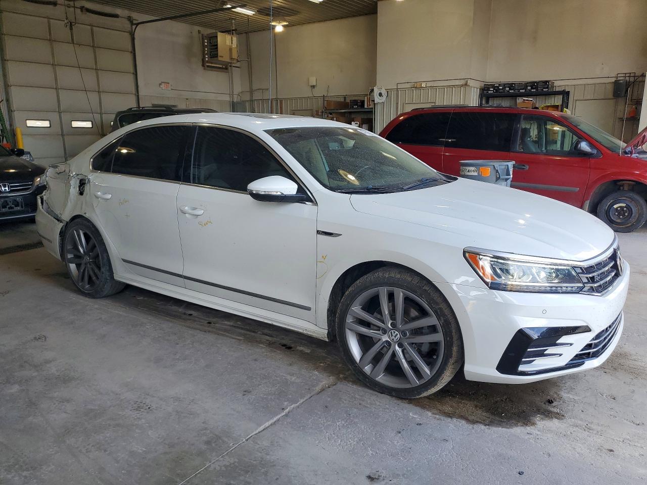 2019 VOLKSWAGEN PASSAT SE R-LINE photo 4