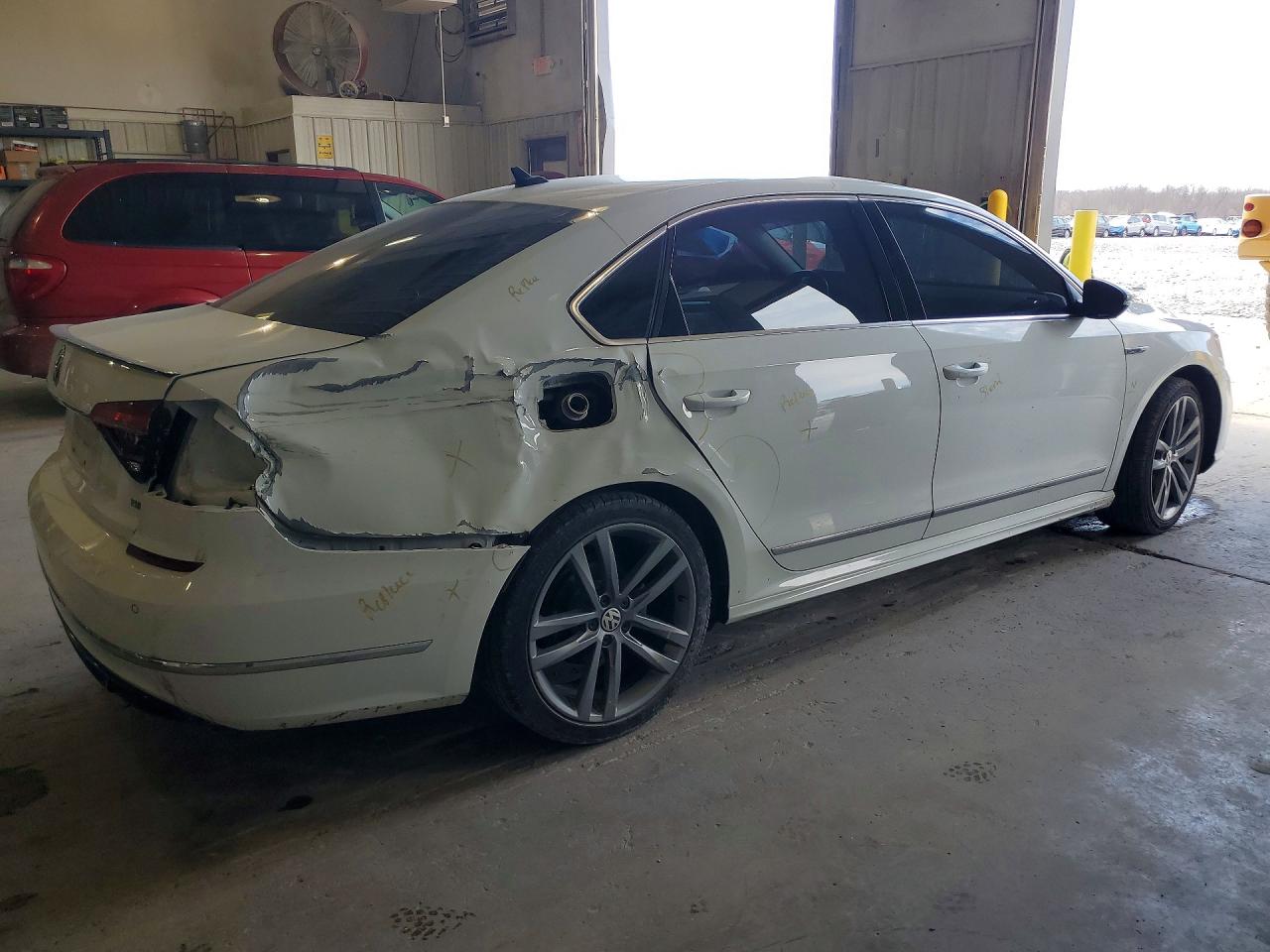 2019 VOLKSWAGEN PASSAT SE R-LINE photo 3