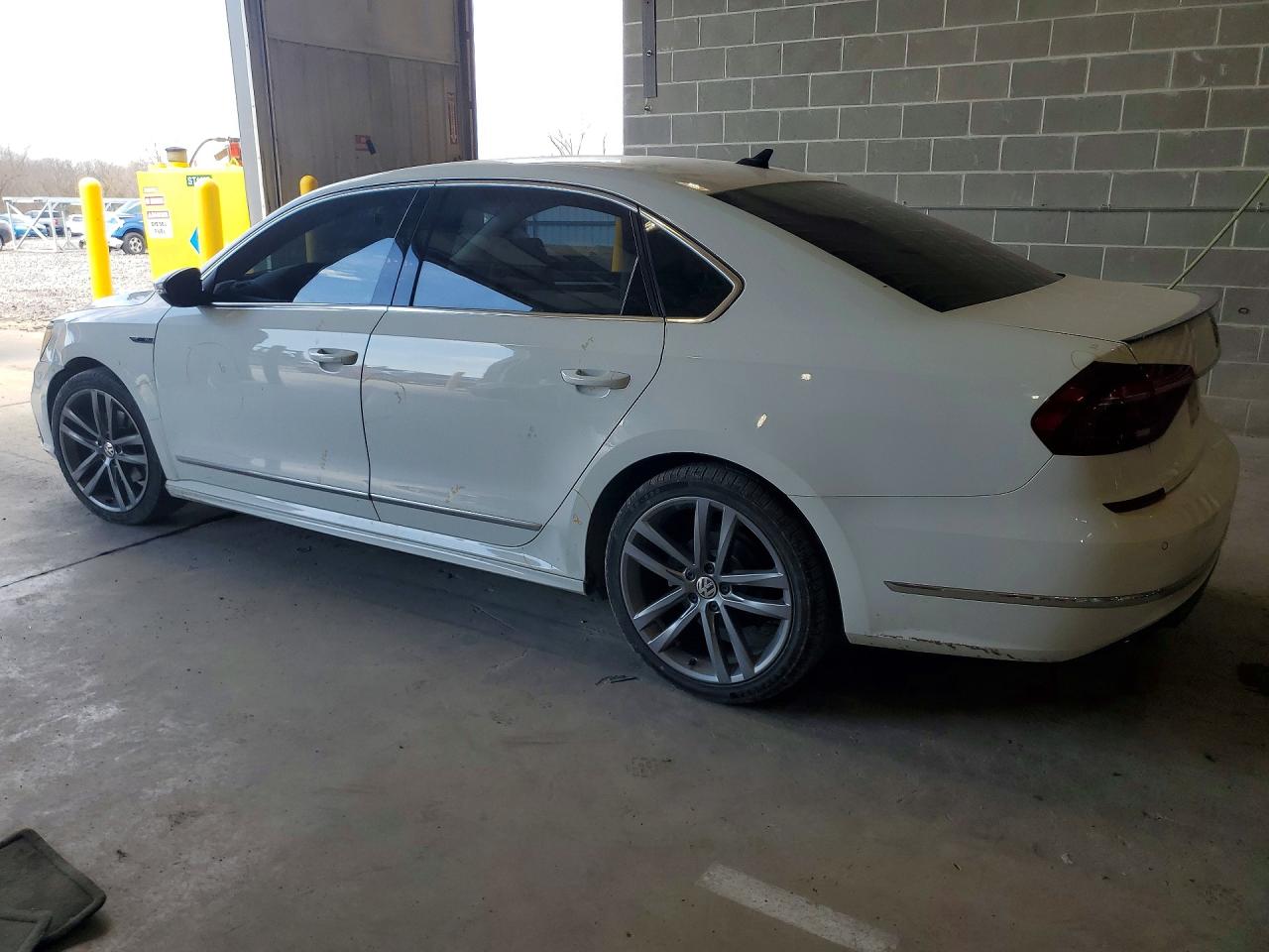 2019 VOLKSWAGEN PASSAT SE R-LINE photo 2