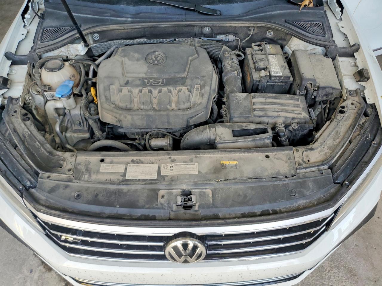2019 VOLKSWAGEN PASSAT SE R-LINE photo 11
