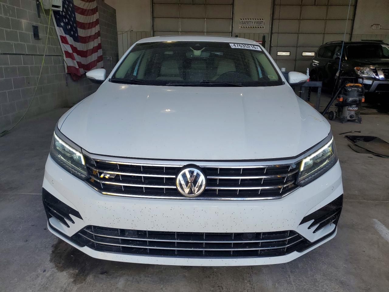2019 VOLKSWAGEN PASSAT SE R-LINE photo 5