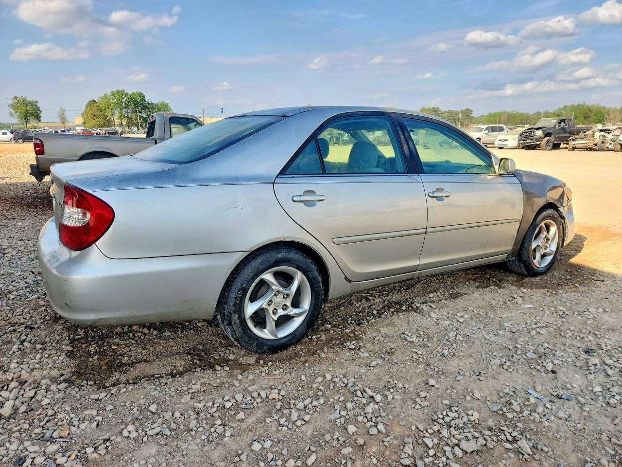2004 TOYOTA CAMRY LE photo 3