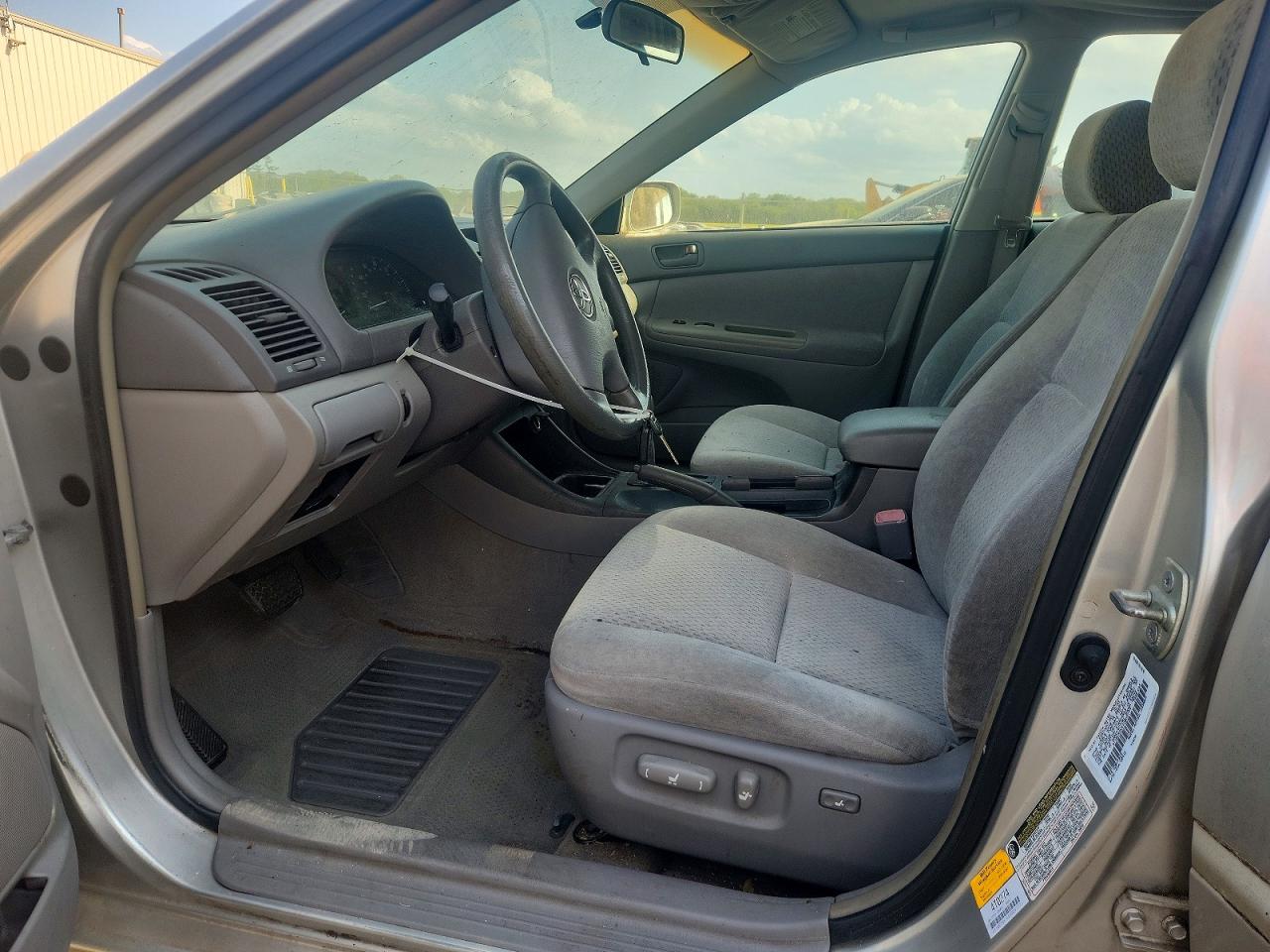2004 TOYOTA CAMRY LE photo 7