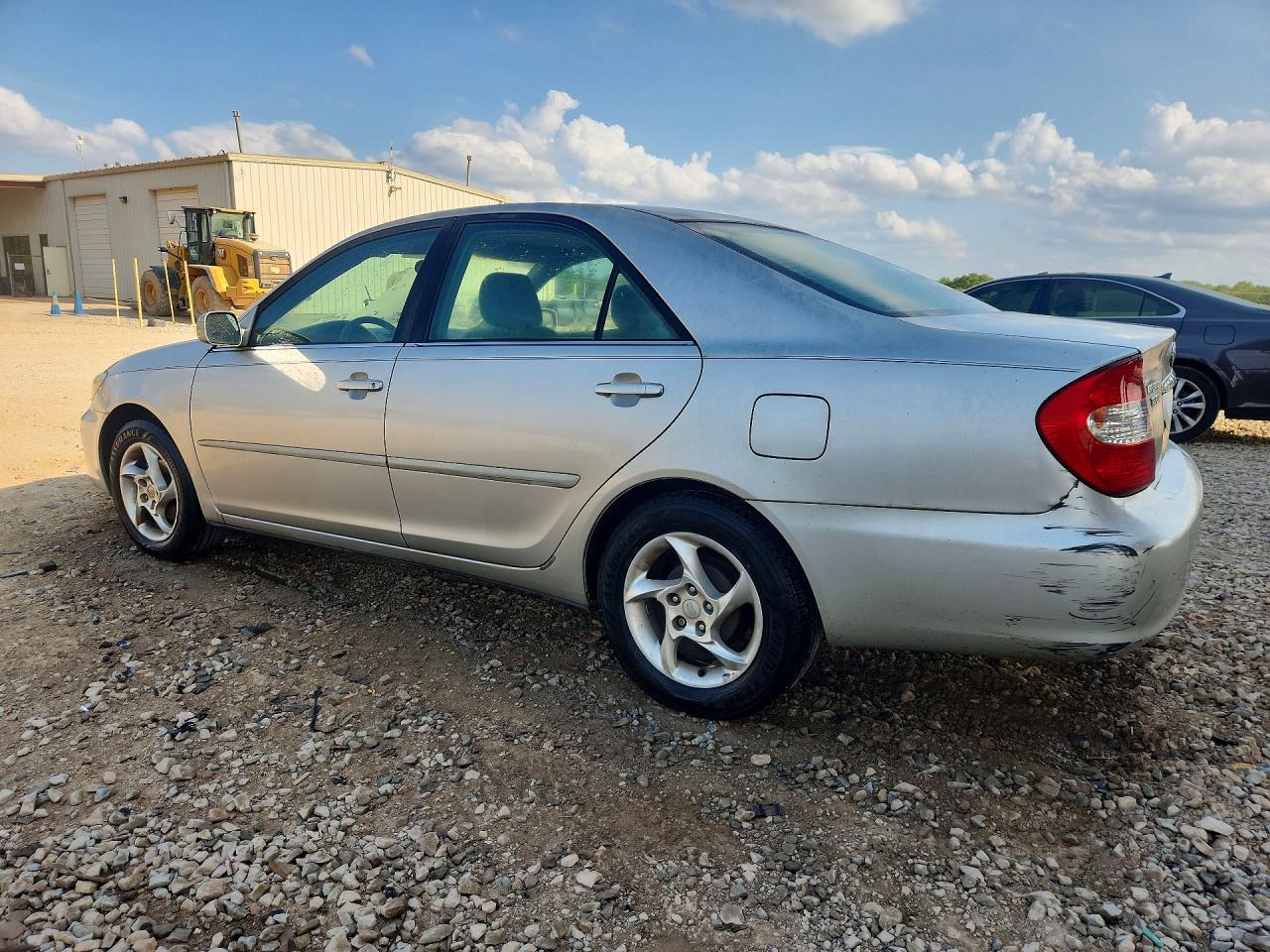 2004 TOYOTA CAMRY LE photo 2