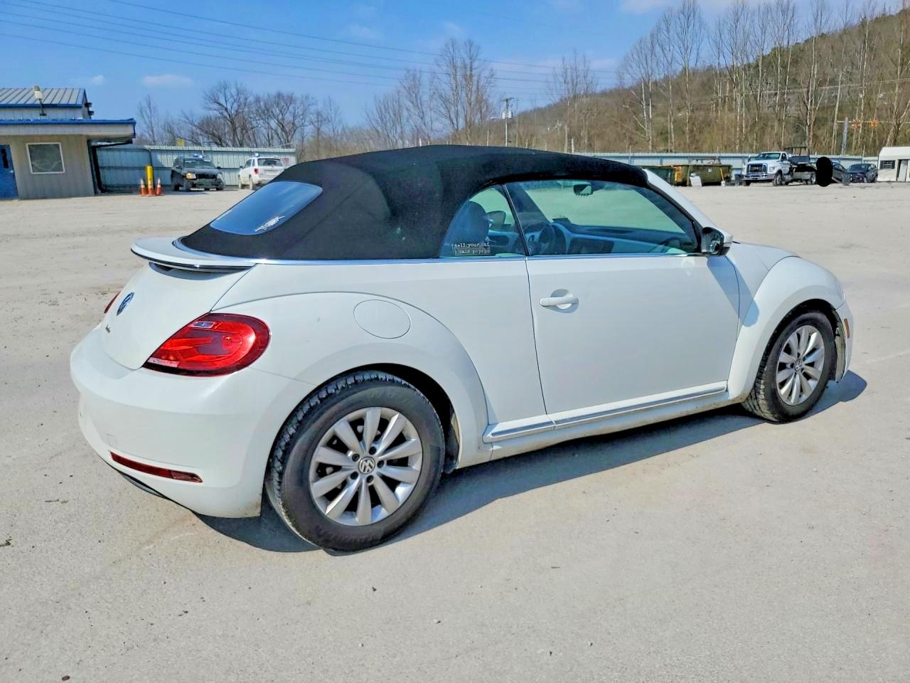 2017 VOLKSWAGEN BEETLE S photo 3