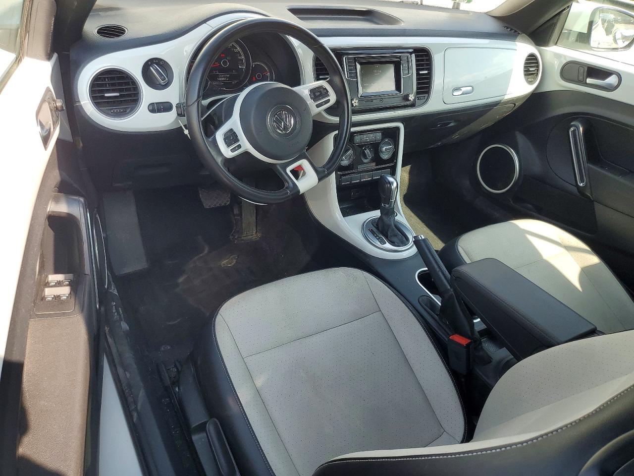 2017 VOLKSWAGEN BEETLE S photo 8