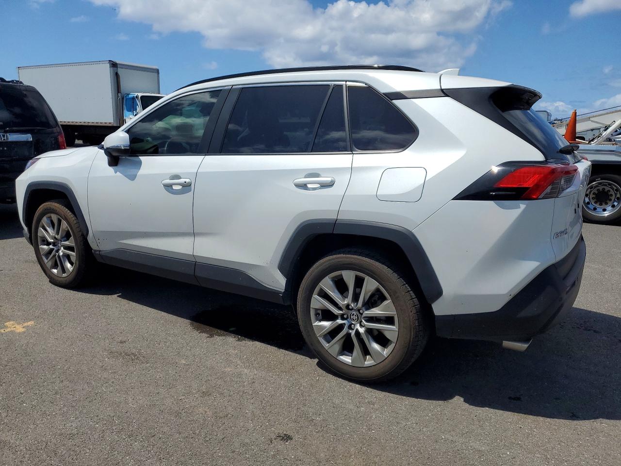 2024 TOYOTA RAV4 XLE PREMIUM photo 2