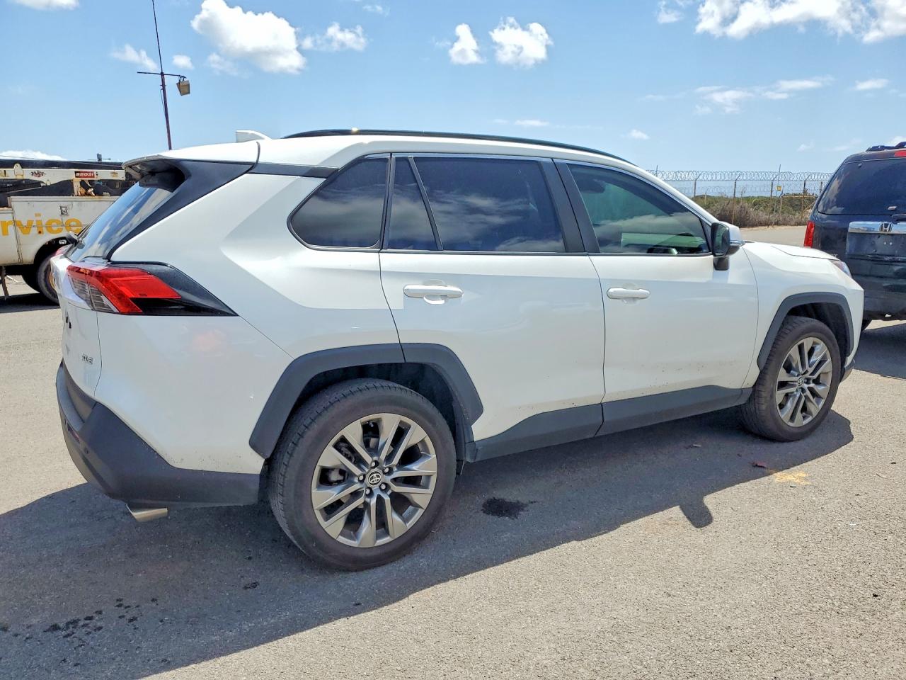 2024 TOYOTA RAV4 XLE PREMIUM photo 3