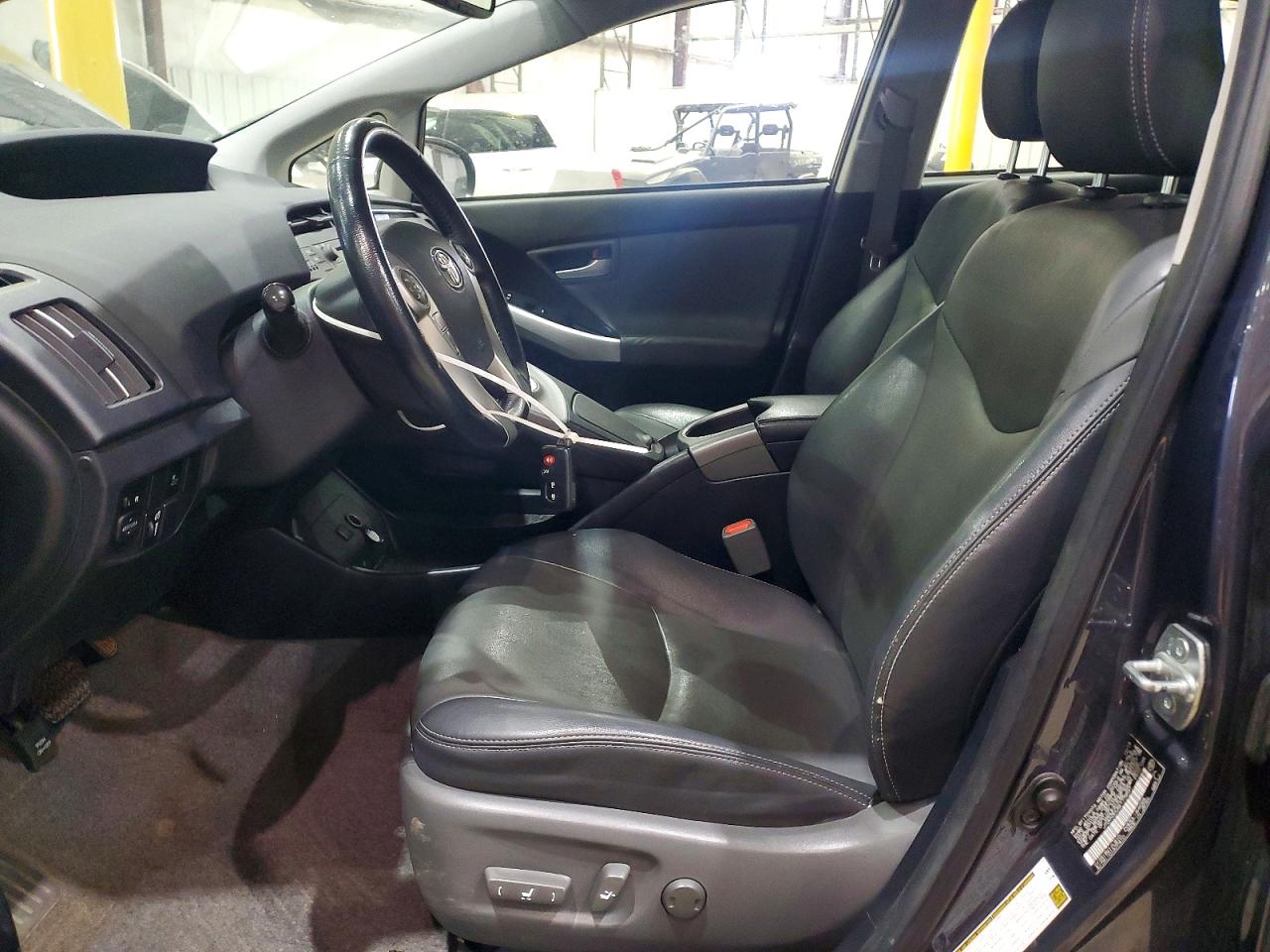 2014 TOYOTA PRIUS FOUR photo 13