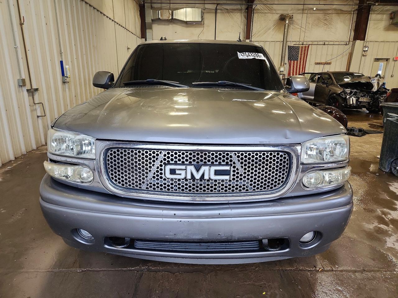 2005 GMC YUKON XL DENALI photo 9