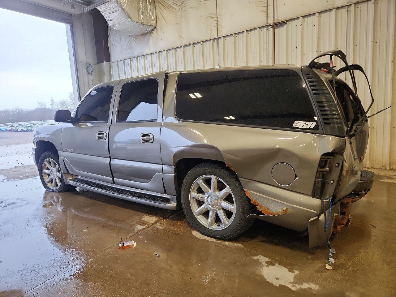 2005 GMC YUKON XL DENALI photo 3