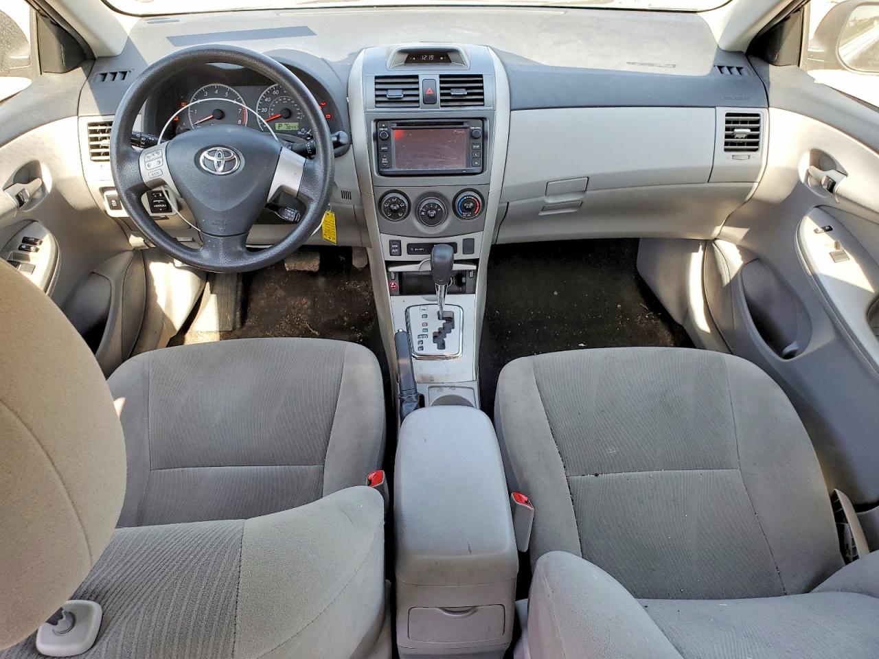 2013 TOYOTA COROLLA LE photo 15