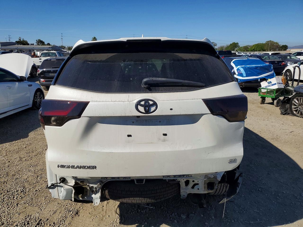 2019 TOYOTA HIGHLANDER SE photo 16