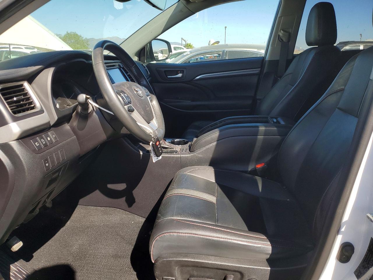 2019 TOYOTA HIGHLANDER SE photo 19