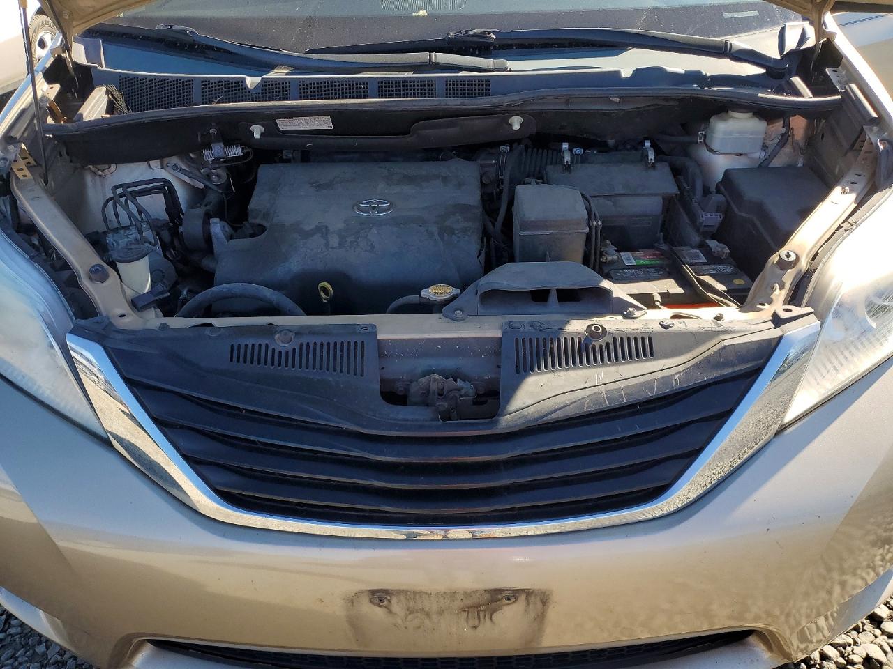 2013 TOYOTA SIENNA LE 8-PASSENGER photo 12